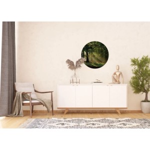 Runde, selbstklebende Tapete mit Waldlandschaft in Grün, Durchmesser 70 cm.