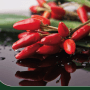 Samentüte Chili Biquinho Vermelho von Deine Gartenwelt mit roten, tropfenförmigen Chilis.