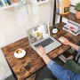 Vasagle Schreibtisch mit Regalen in Braun-Schwarz, genutzt mit Laptop und Zubehör.