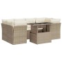 7-tlg. Garten-Sofagarnitur aus Rattan in Beige mit Tisch und cremeweißen Kissen.