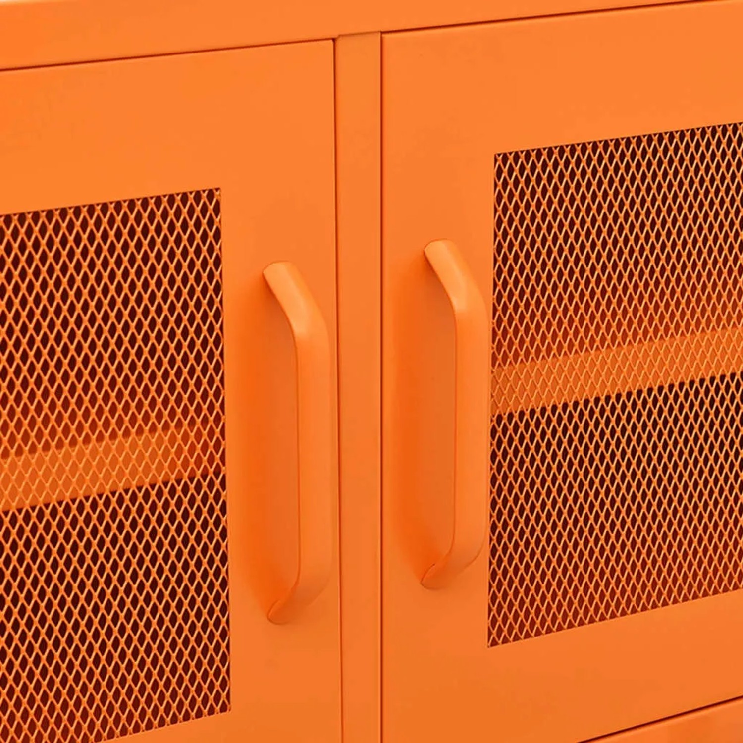 Detailansicht: Oranger TV-Schrank aus Stahl mit Gittertüren und Griffen.