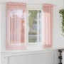 Zwei rosa Voile Vorhänge mit Ösen am Fenster, lassen Tageslicht sanft in den Raum. Ideal für Fenstervorhänge.