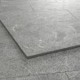 Graue Feinsteinzeug Terrassenplatte Vero 2.0 in Steinoptik, 50x100 cm.