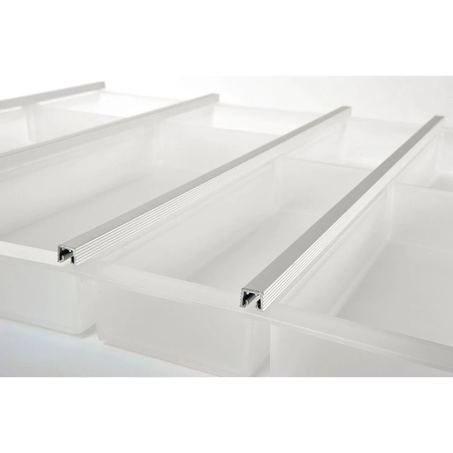 Ninka Cuisio Besteckeinsatz: Transparente Kunststofffächer mit silbernen Aluminiumprofilen für Schubladen.