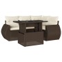 Braune 5-tlg. Poly Rattan Garten-Sofagarnitur mit Tisch und cremefarbenen Kissen.