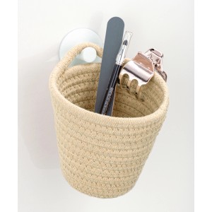 Beiger Wenko Aufbewahrungskorb Soria aus Baumwolle mit Inhalt, hängend an einer Wand.