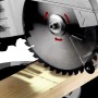 Metabo KGS 254 M Kapp- und Zugsäge im Einsatz mit Holzwerkstück.