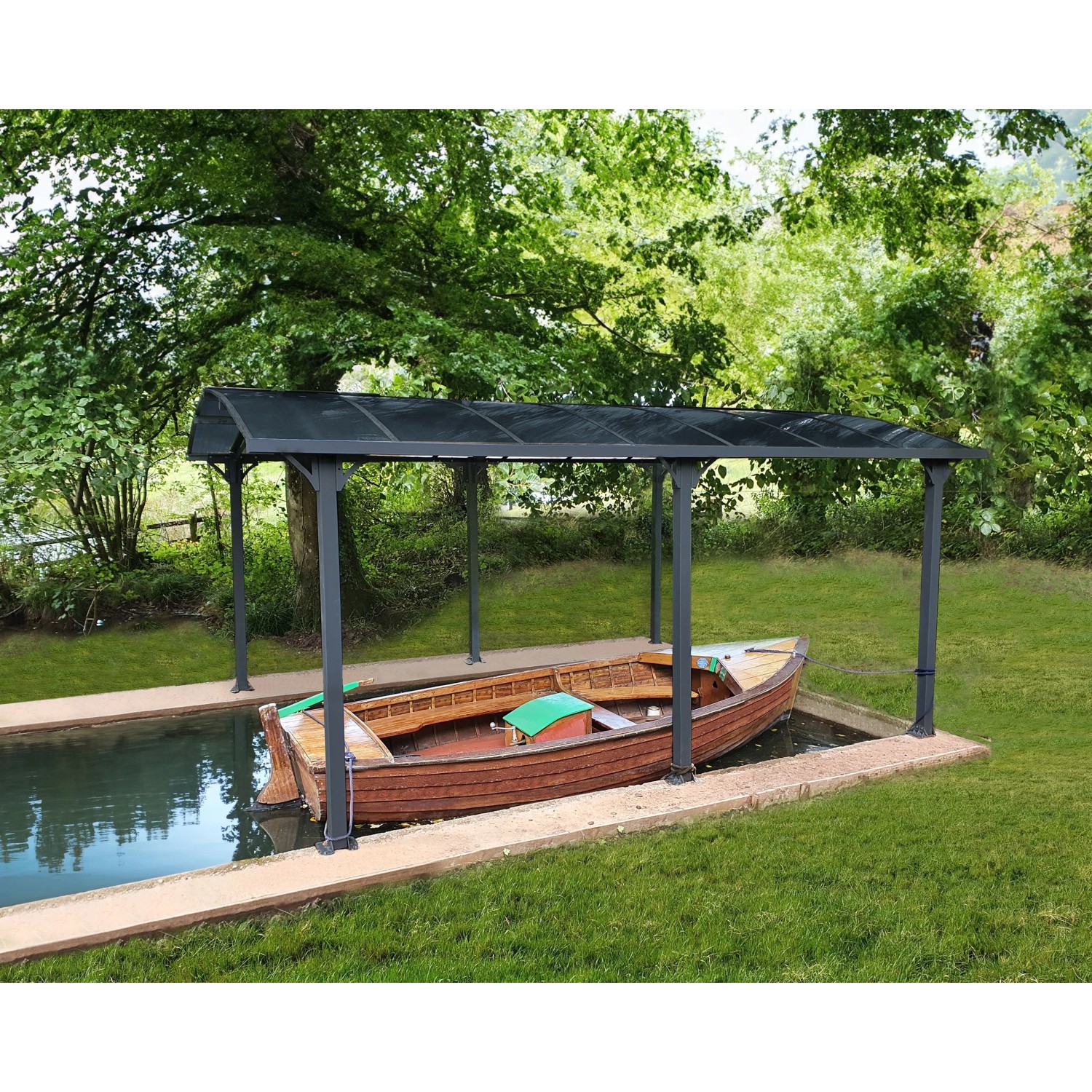 Canopia Carport Arcadia 5000 in Anthrazit mit Boot im Wasser. Robuste Konstruktion.