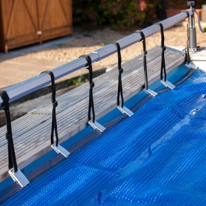 Gre Planenaufroller für Pools bis 5,80m mit blauer Poolabdeckung.
