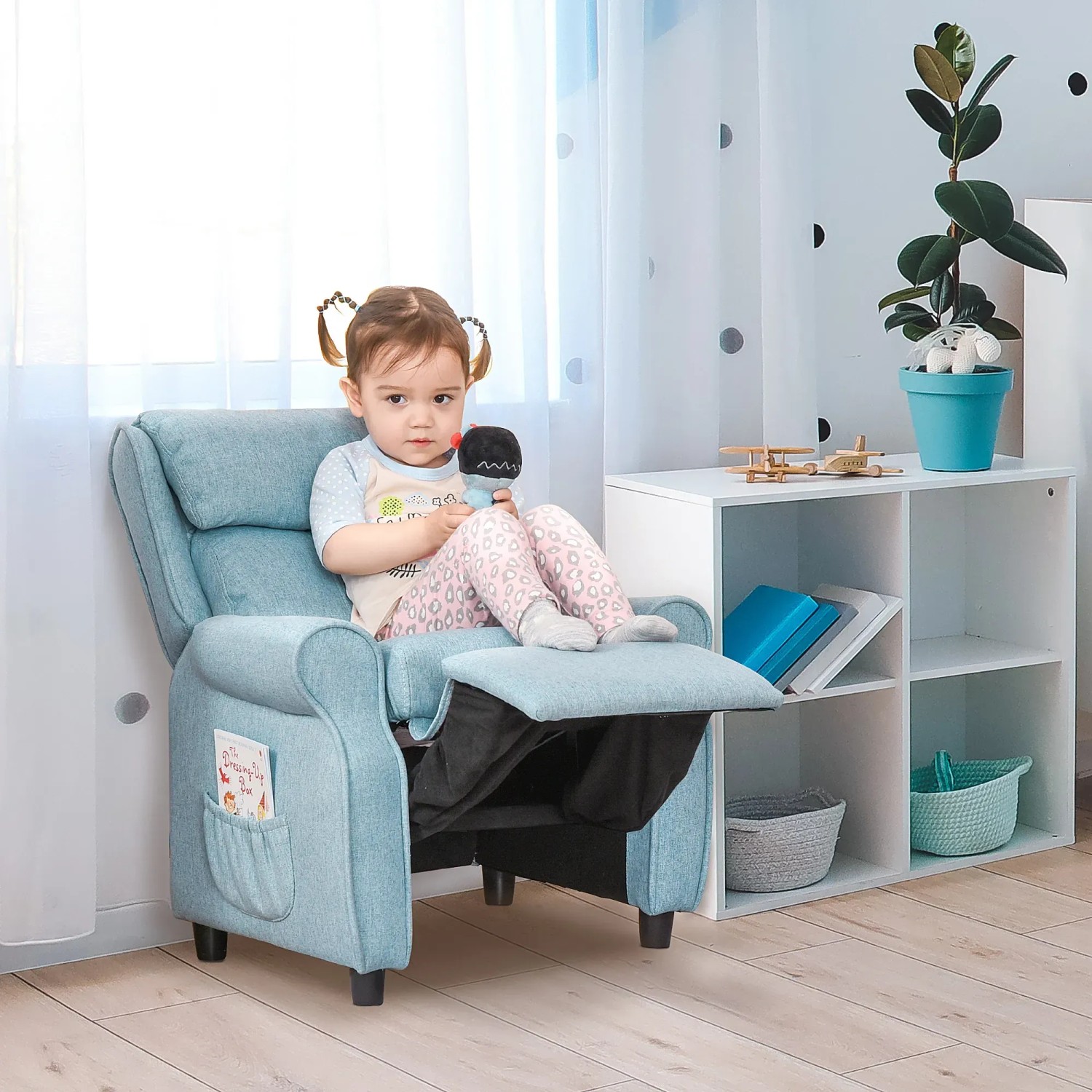Blaues HOMCOM Kindersofa mit Fußstütze, verstellbar, mit Kind.