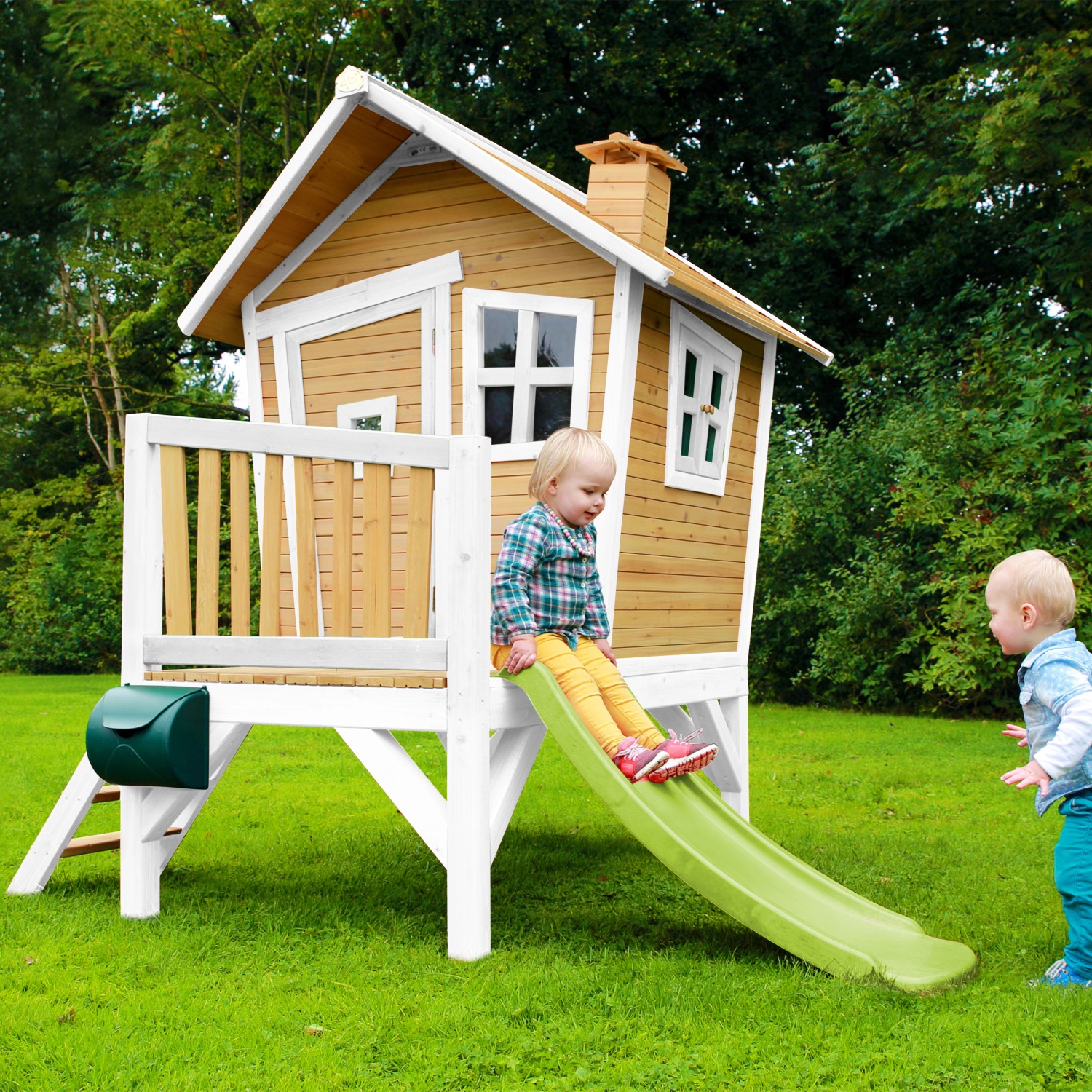 Axi Robin Spielhaus Braun - Weiß mit Lindgrüner Rutsche 177 x 264 x 203 cm