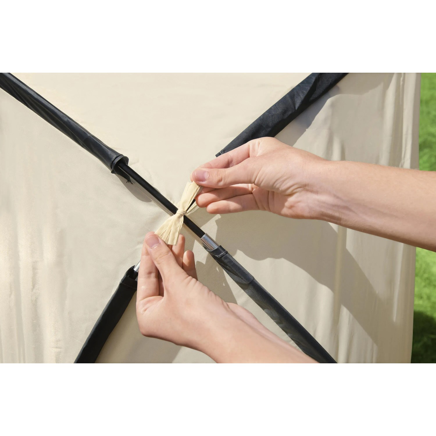 Detailaufnahme: Bestway LAY-Z-SPA Sonnenschutzdach Montage mit Bindebändern.