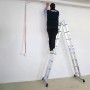PROREGAL Mehrzweckleiter MULTISTEP als Stehleiter mit Person bei Montagearbeiten.