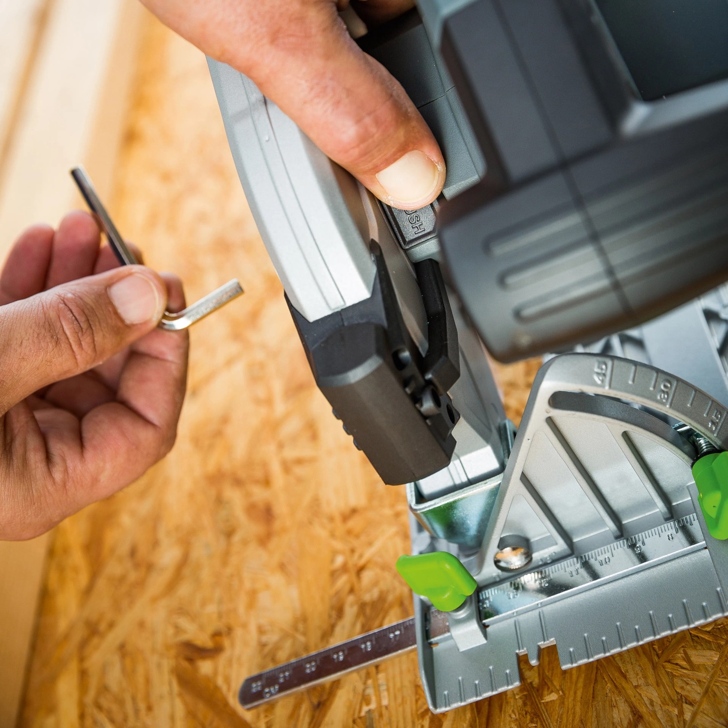 LUX-TOOLS Akku-Handkreissäge A-HKS-20/150 mit Inbusschlüssel und Winkeleinstellung.