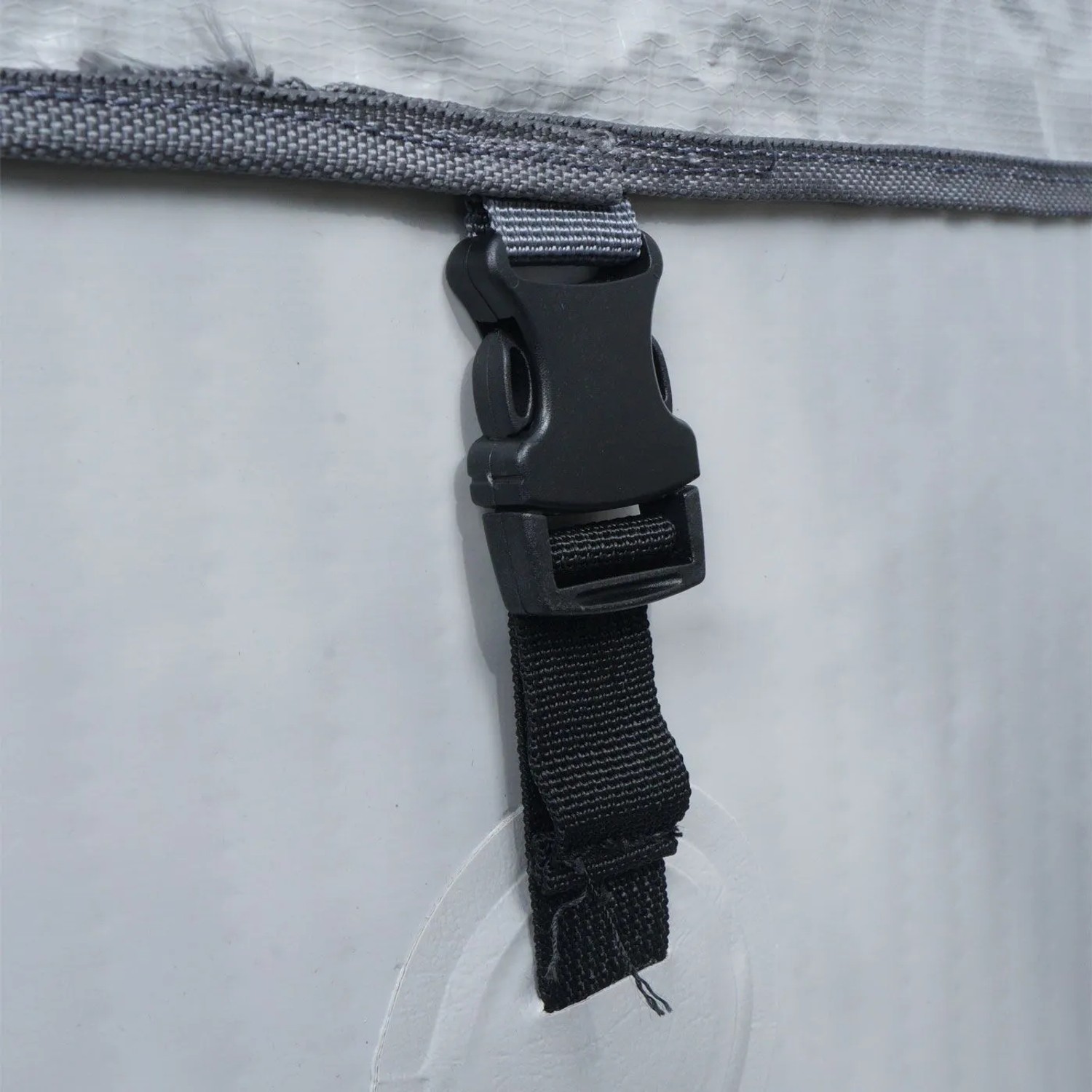 Detailaufnahme: Schwarzer Verschlussriemen am graublauen MCW Whirlpool N97, Eckig.