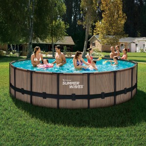Summer Waves Stahlrahmen Pool Elite Teak, Ø 488 cm, mit Familie im Garten.