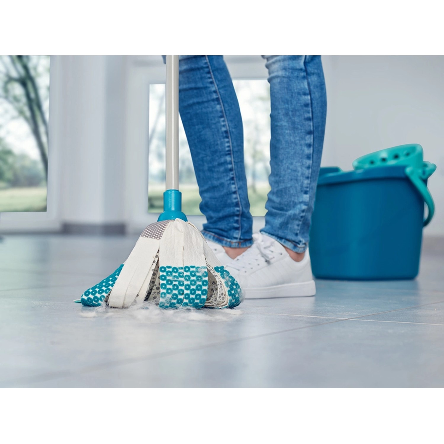 Leifheit Power Mop 3 in 1 Ersatzkopf in Aktion, reinigt Fliesenboden.