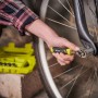 Ryobi Steckschlüssel-Set mit Ratsche bei Reparatur am Fahrrad, inklusive Nüsse und Transportbox.