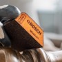 Bosch Expert Schleifschwamm für Holz und Farbe, mittel, im Einsatz auf einem Werkstück.