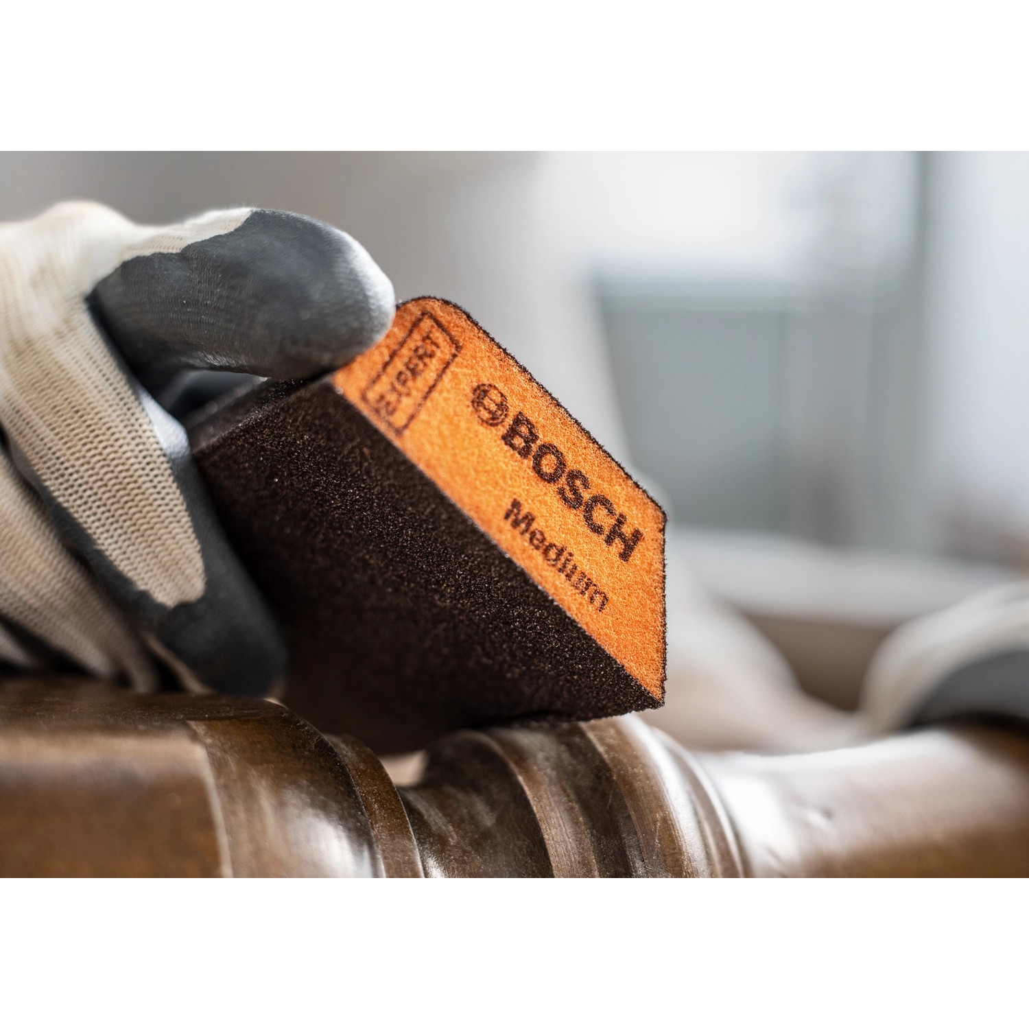 Bosch Expert Schleifschwamm für Holz und Farbe, mittel, im Einsatz auf einem Werkstück.