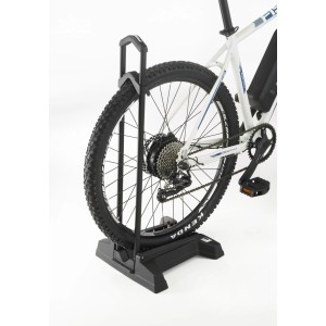 Fischer Fahrradständer für 20-29 Zoll Fahrräder, schwarz, mit Fahrrad im Ständer.