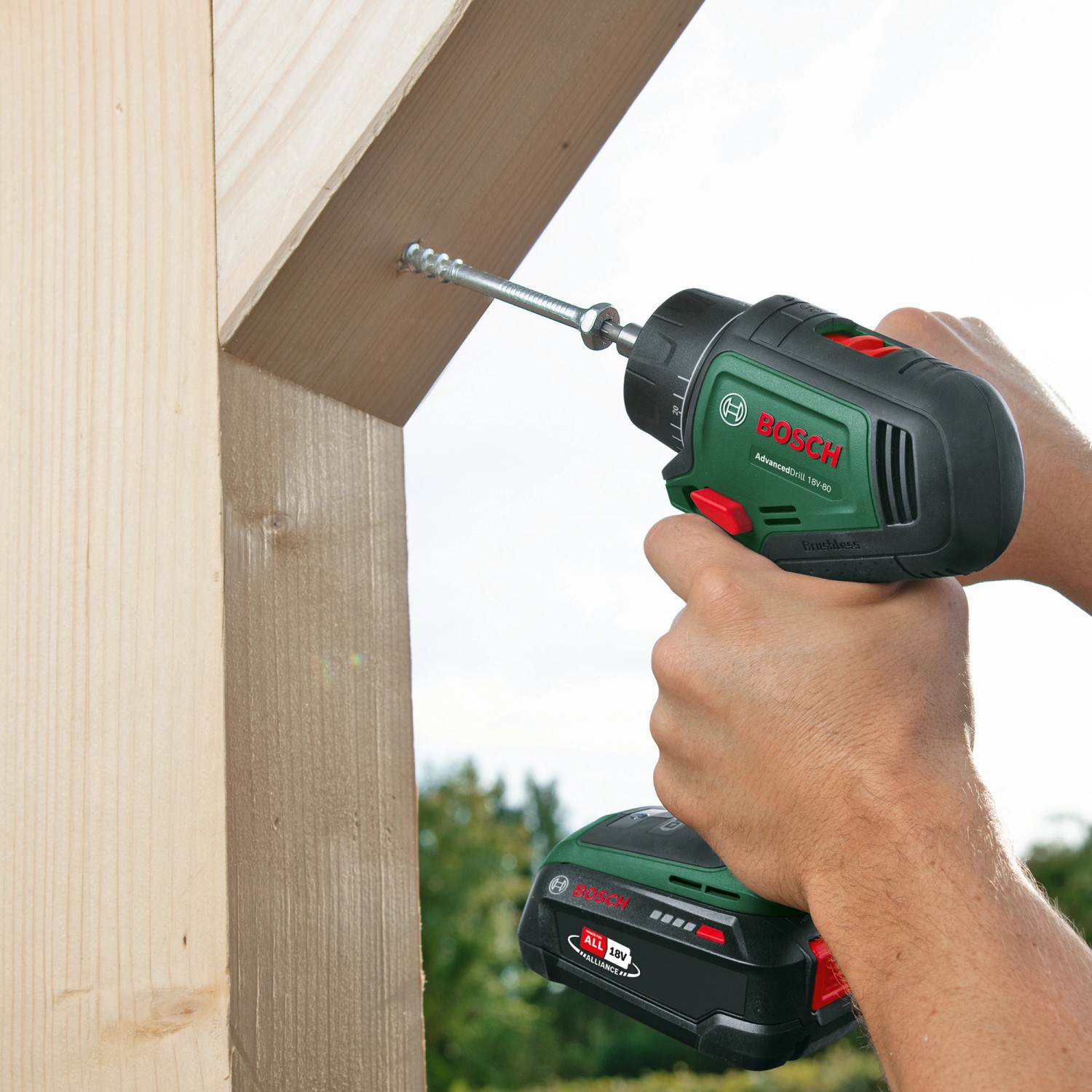 Bosch Advanced Drill 18V-80 Akku-Bohrschrauber beim Schrauben in Holz.