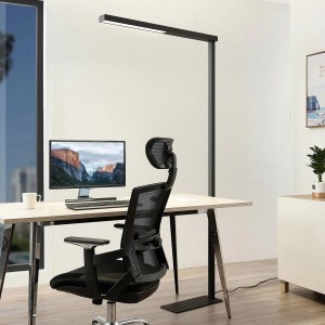 Schwarze Arcchio LED Bürostehleuchte Tamilo aus Aluminium im modernen Arbeitszimmer.