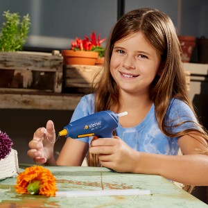 Steinel GlueMatic 1007-LT Heißklebepistole mit Kind beim Basteln, inkl. Klebesticks und Aufbewahrungsbox.