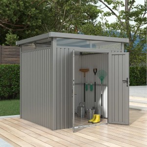 Juskys Gerätehaus Luzern 5,3 m² in Taupe mit geöffneten Türen und Gartengeräten im Inneren.