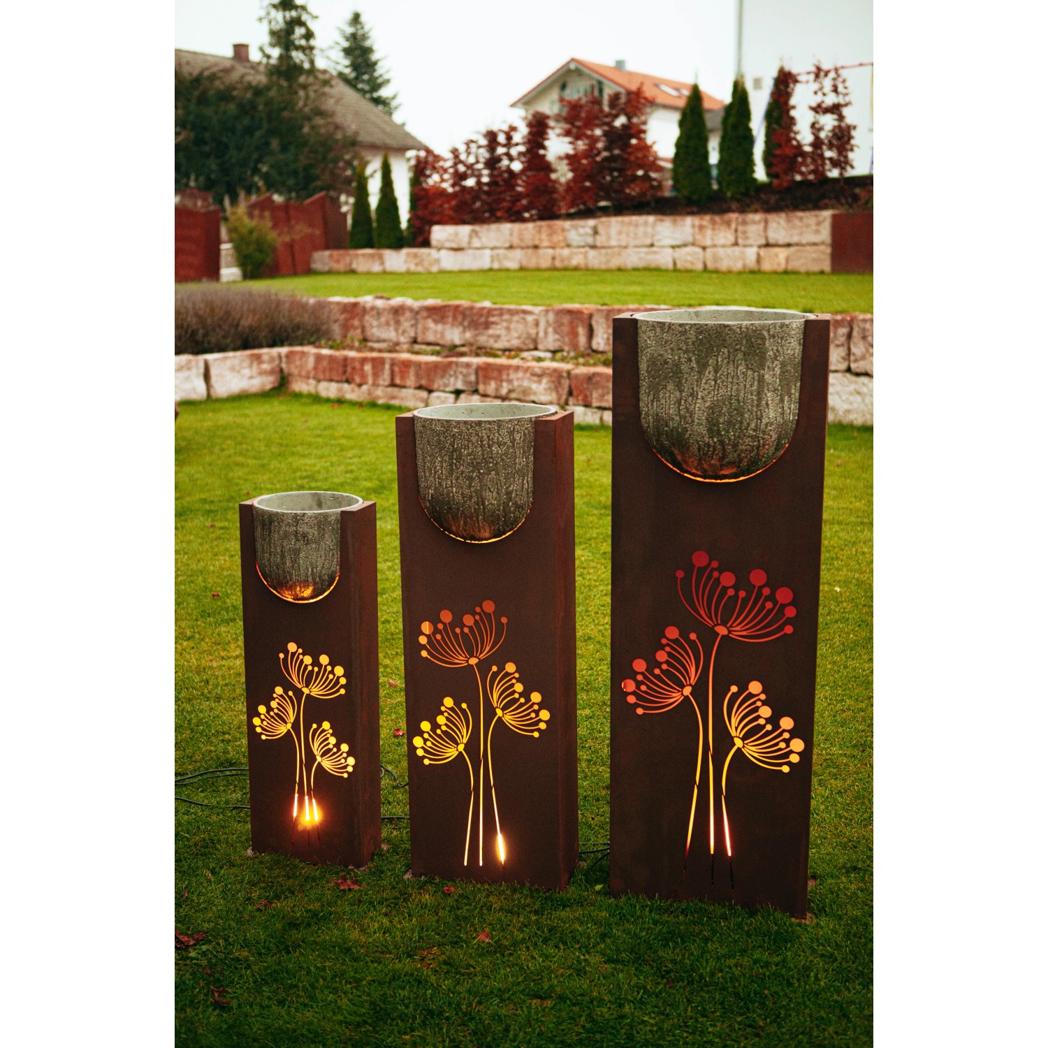 Ferrum Art Design Säulen-Set Stone, 3 Säulen in Rostoptik mit Pflanzgefäßen und Blumenornamenten.