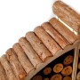 Detailansicht des Kobolo Insektenhotel LUXURY XXL mit Holzdach und Nistmaterial.