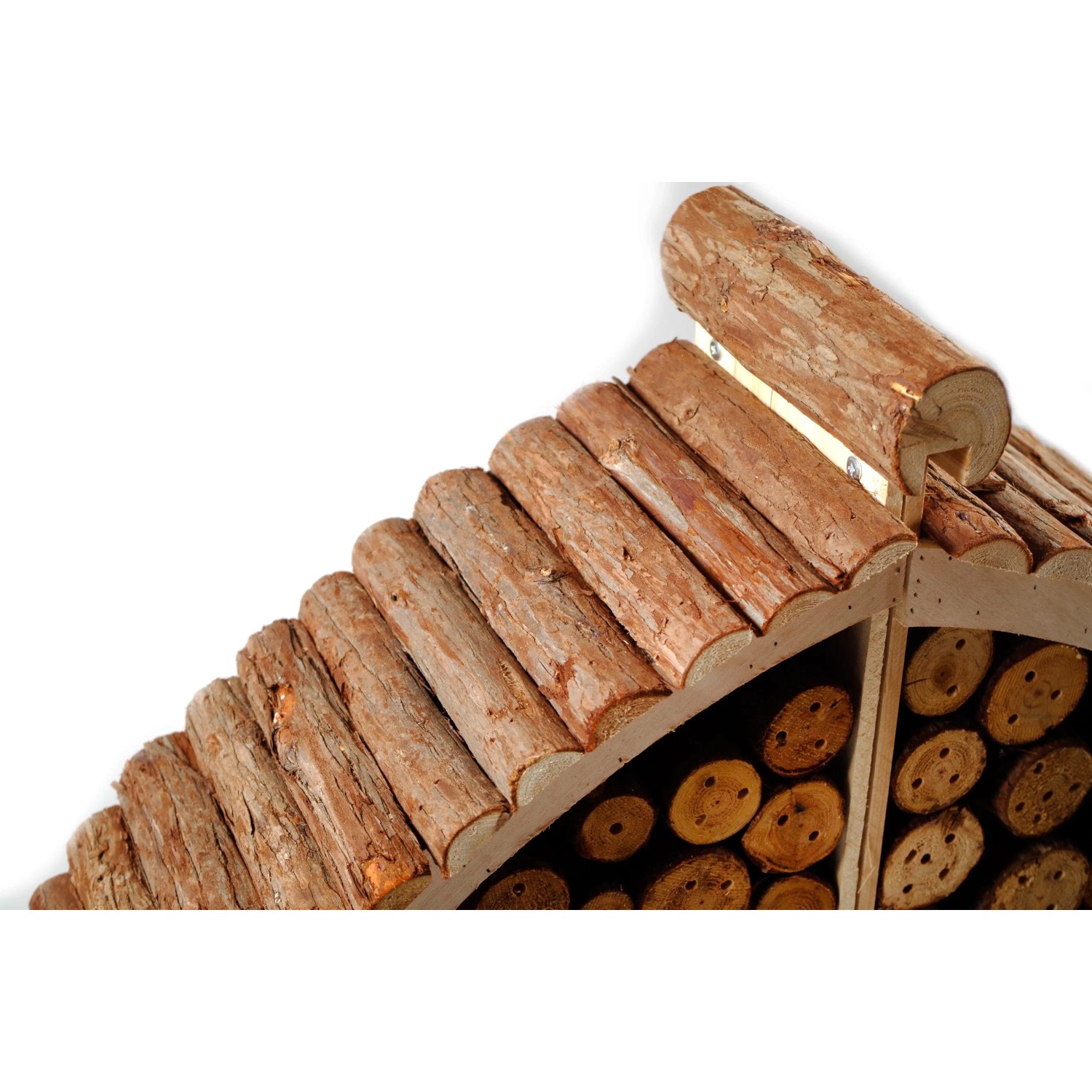 Detailansicht des Kobolo Insektenhotel LUXURY XXL mit Holzdach und Nistmaterial.