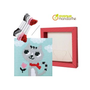 Stickset Kreuzstich Katze: Graue Katze mit roter Schleife auf hellblauem Stoff, dazu Garn, Nadel und roter Rahmen.