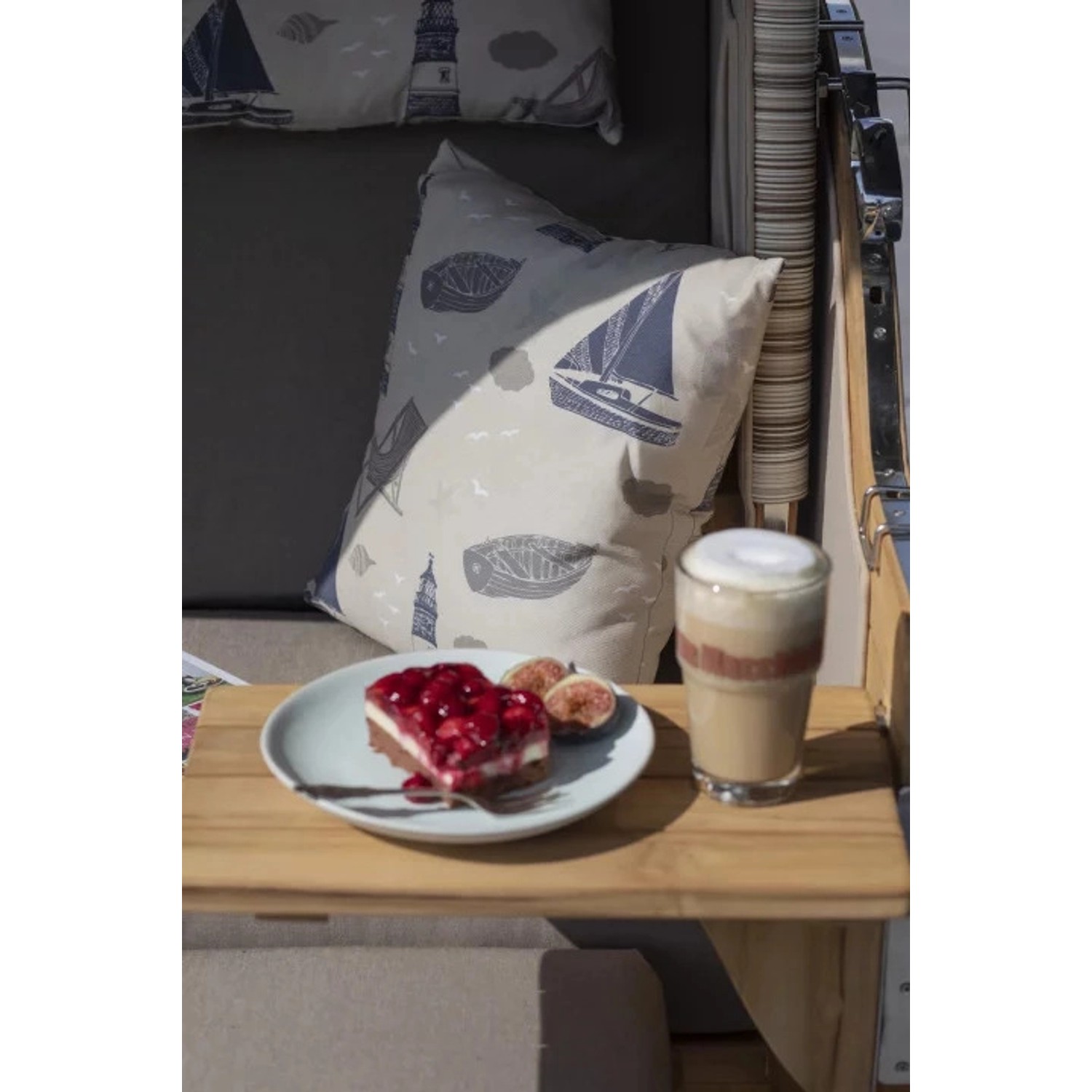 Strandkorb Westerland XXL Detail: Kuchen, Kaffee und Kissen mit maritimen Motiven.
