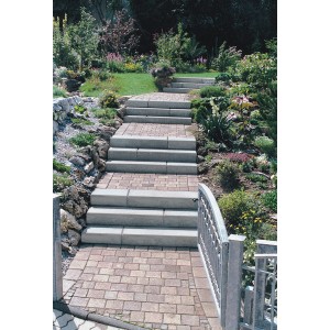 Graue EHL Blockstufen führen durch einen Garten. Treppenanlage mit Betonstufen.