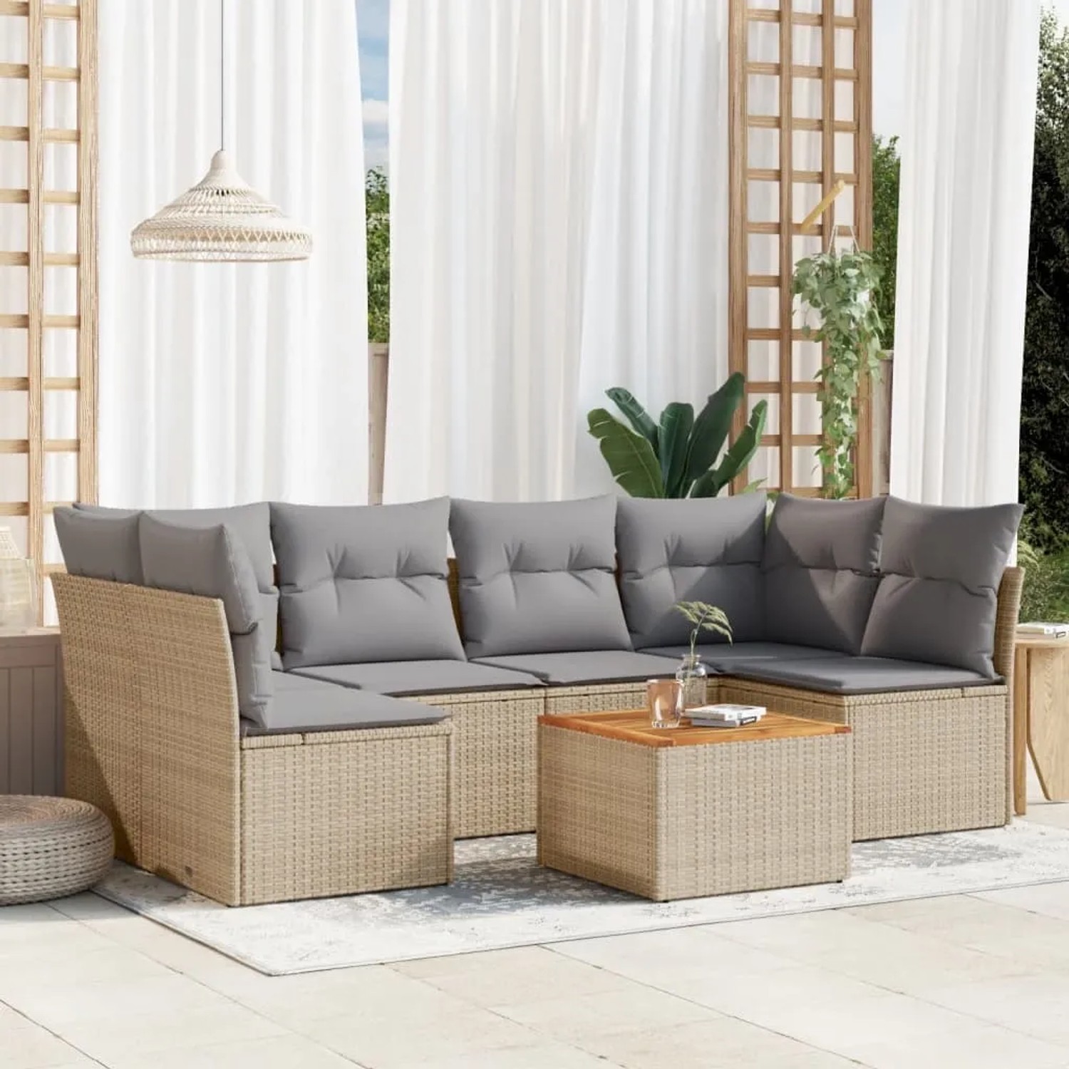 Beige 7-tlg. Garten-Sofagarnitur aus Rattan mit hellgrauen Kissen und Tisch.