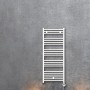 Weißer, elektrischer Badheizkörper Winterberg, 600 W, 120x60 cm, an grauer Wand.