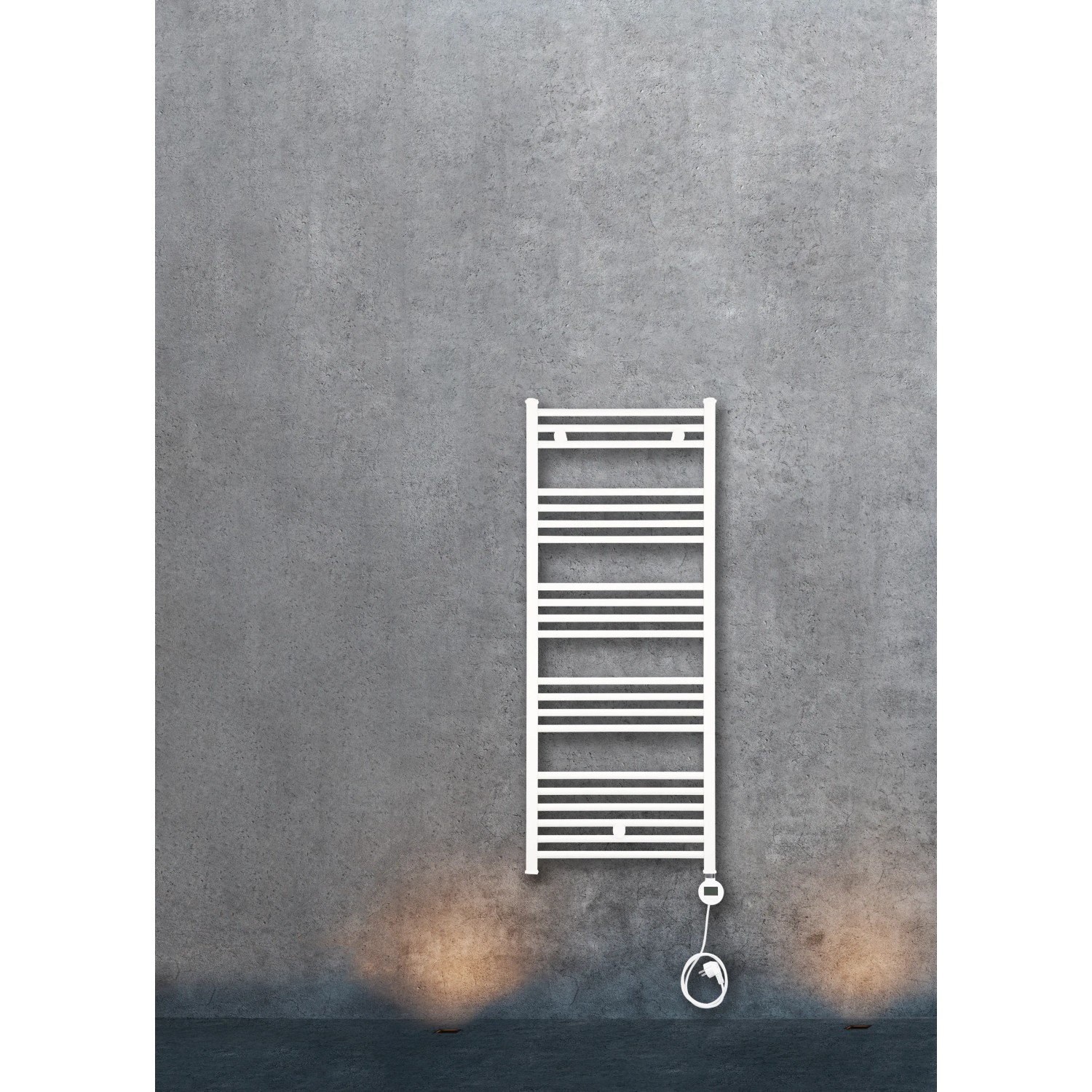 Weißer, elektrischer Badheizkörper Winterberg, 600 W, 120x60 cm, an grauer Wand.