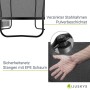 Detailaufnahme Juskys Trampolin SkyBounce S: Stahlrahmen, Sicherheitsnetz und Hand auf Sprungfläche.