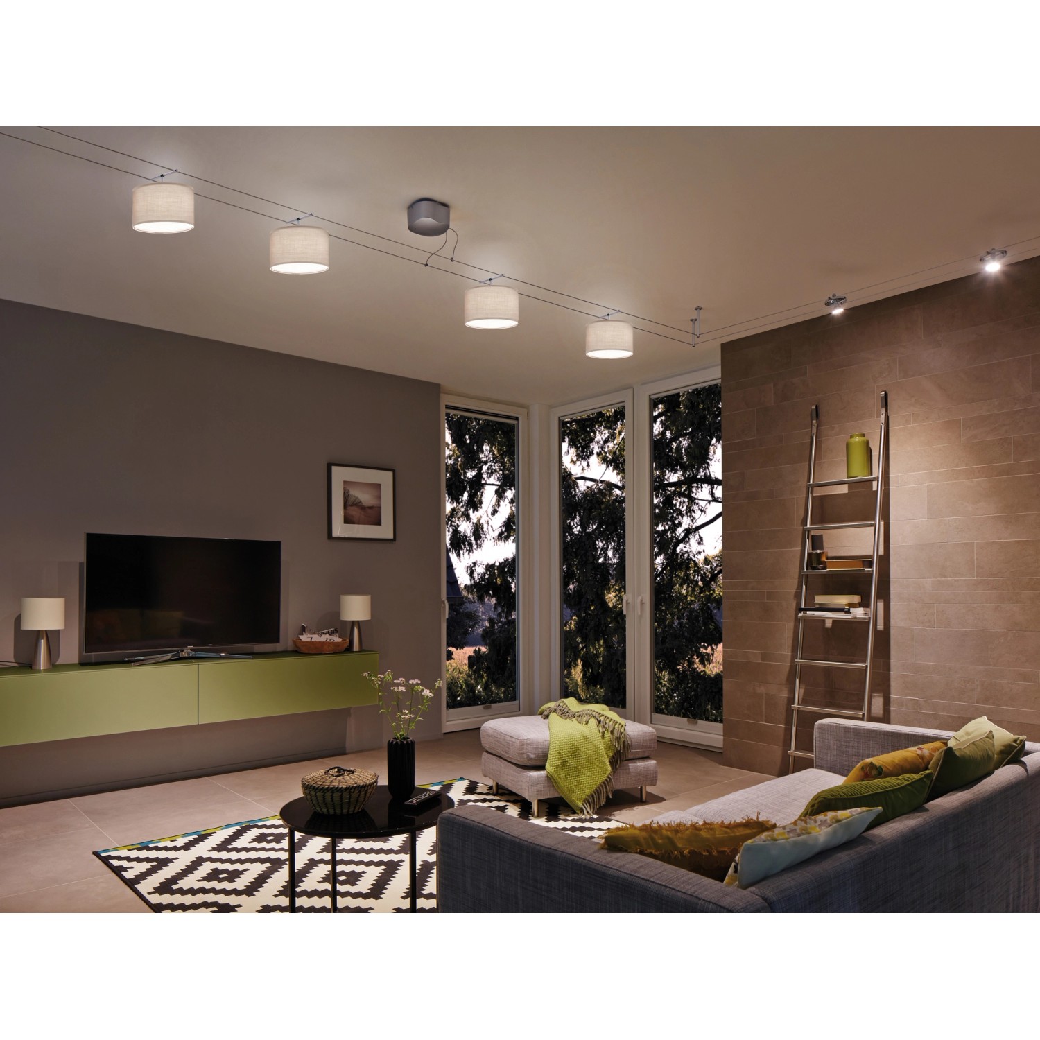 Wohnraum mit Paulmann URail Schienensystem und Tessa Lampenschirmen in Hellgrau.