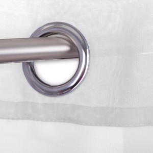 Detailaufnahme: Weißer, transparenter Ösenschal Noella an Gardinenstange. Fenstervorhang für Wohnraum.