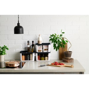 Weiße SmartStore Compact Access Aufbewahrungsboxen mit dunklen Deckeln im Küchenambiente.