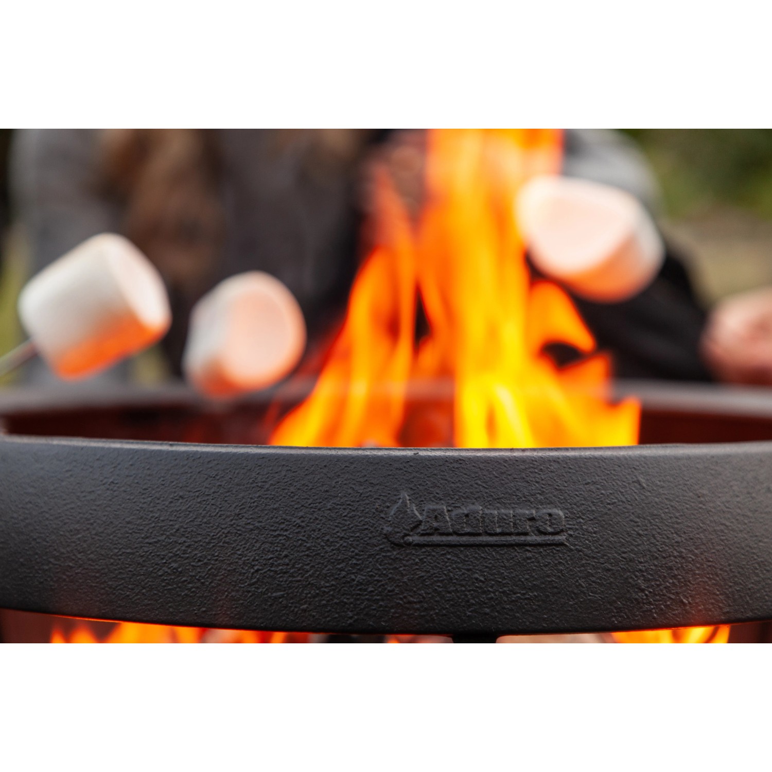 Aduro Feuerball mit Grillfunktion aus Gusseisen, Marshmallows werden gegrillt.