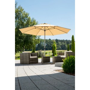 Naturfarbener Schneider Marktschirm Gemini Ø 360 cm mit Kurbel über Sitzgruppe im Garten.