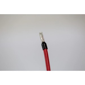 WEICON Kabelschere No.35: Detailaufnahme einer roten Litze mit Kabelschuh.