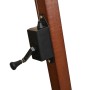 Detailaufnahme: Schwarzer Ampelschirm-Mechanismus mit Kurbel am Holzständer.