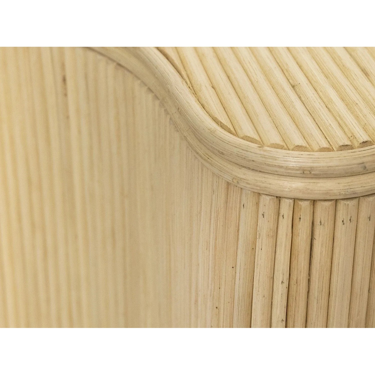Nahaufnahme des Vente-unique Beistelltisch Marsa aus hellem Rattan mit geflochtener Struktur und geschwungener Kante.