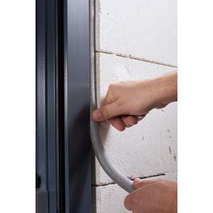 wolfcraft Fugenfüllprofil aus PE, 10 mm, wird in eine Fuge eingefügt.