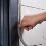 wolfcraft Fugenfüllprofil aus PE, 10 mm, wird in eine Fuge eingefügt.