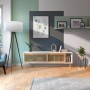 Wohnraum mit jadegrüner Wandfarbe „Maja“ von CREATE! by OBI, Lampe und Möbeln.